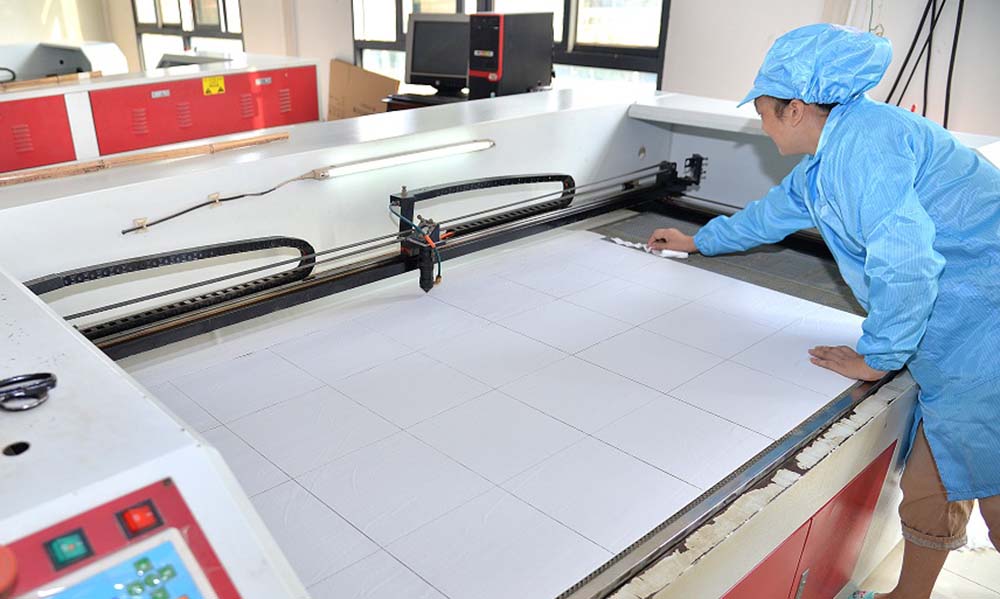 Polyester cleanroom wiper